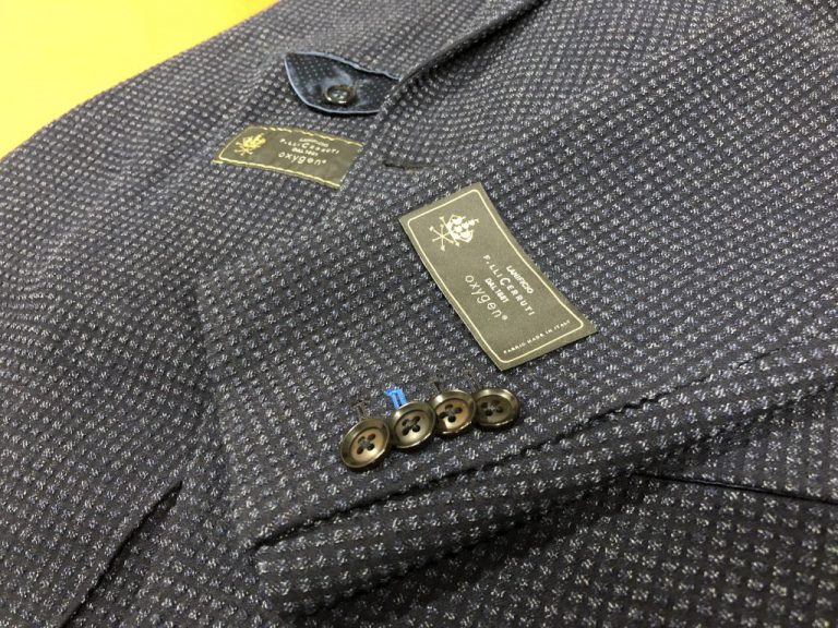 スーツ、ジャケット、コートの袖についているタグやロゴはつけっぱなしで良い？外した方が正解？ オーダーメイドスーツとシャツのCOCOASSO