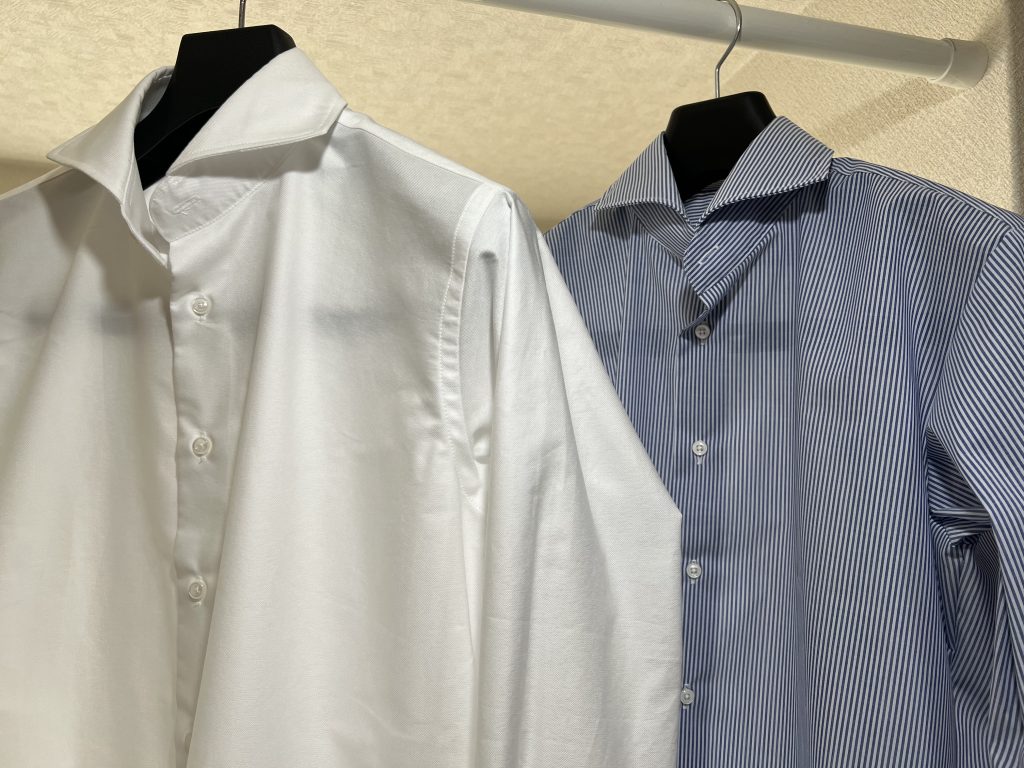 シャツの基本は白とブルーの2色です