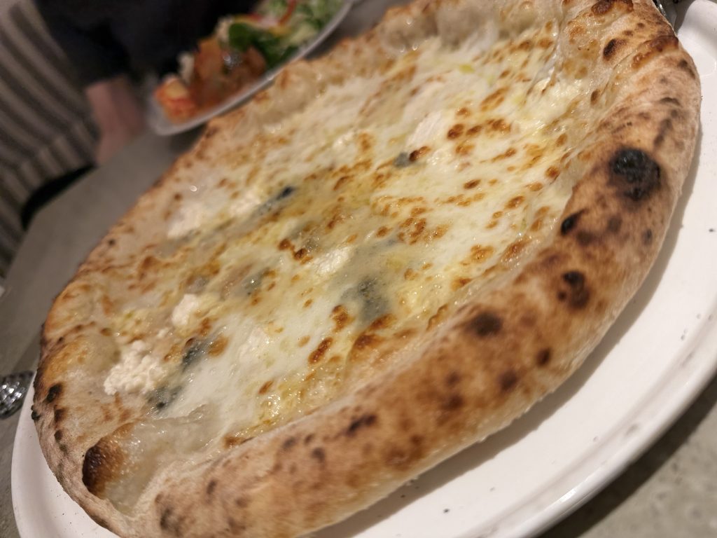 外食ならピザで自分で作るならパスタという矛盾から得られる回答です