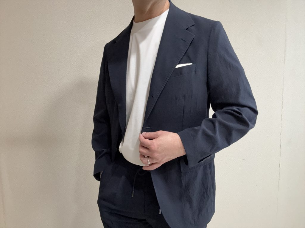 ジャケットの胸元にはポケットチーフを差しましょう