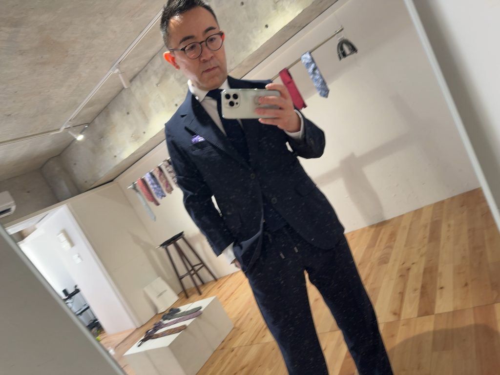 カジュアルでも要所でネクタイをするという装いがあります