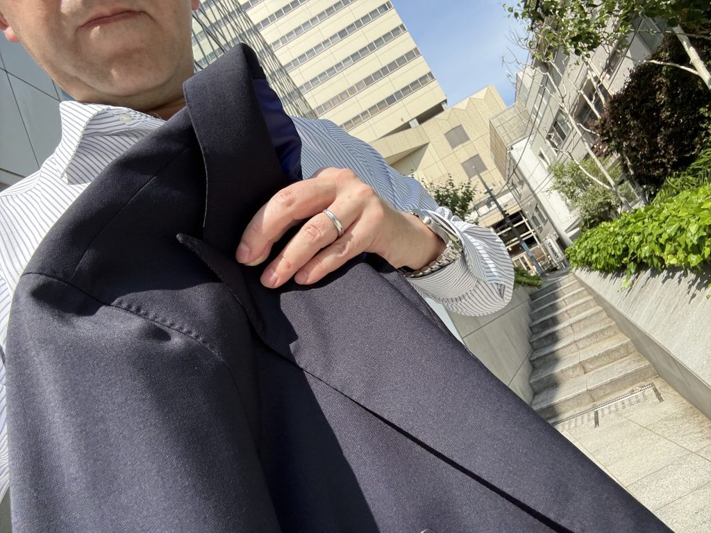 暑さが厳しい日中の移動は素直に上着を脱ぎましょう