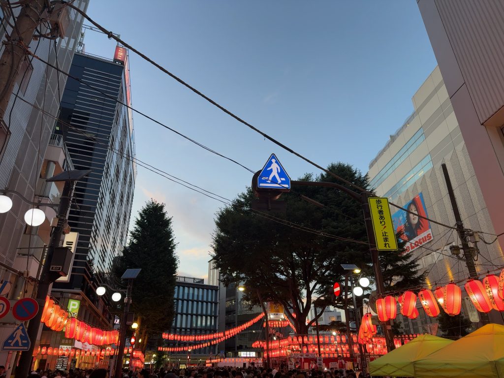 今年の恵比寿駅前の盆踊りはすごい人だかりでした