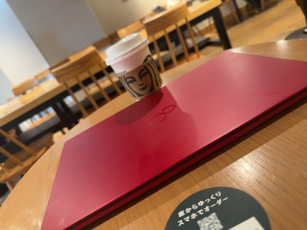 早朝のスタバの静かな一体感が好き